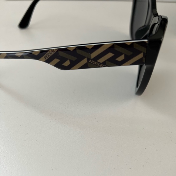 Versace sunglassss - Picture 3 of 7